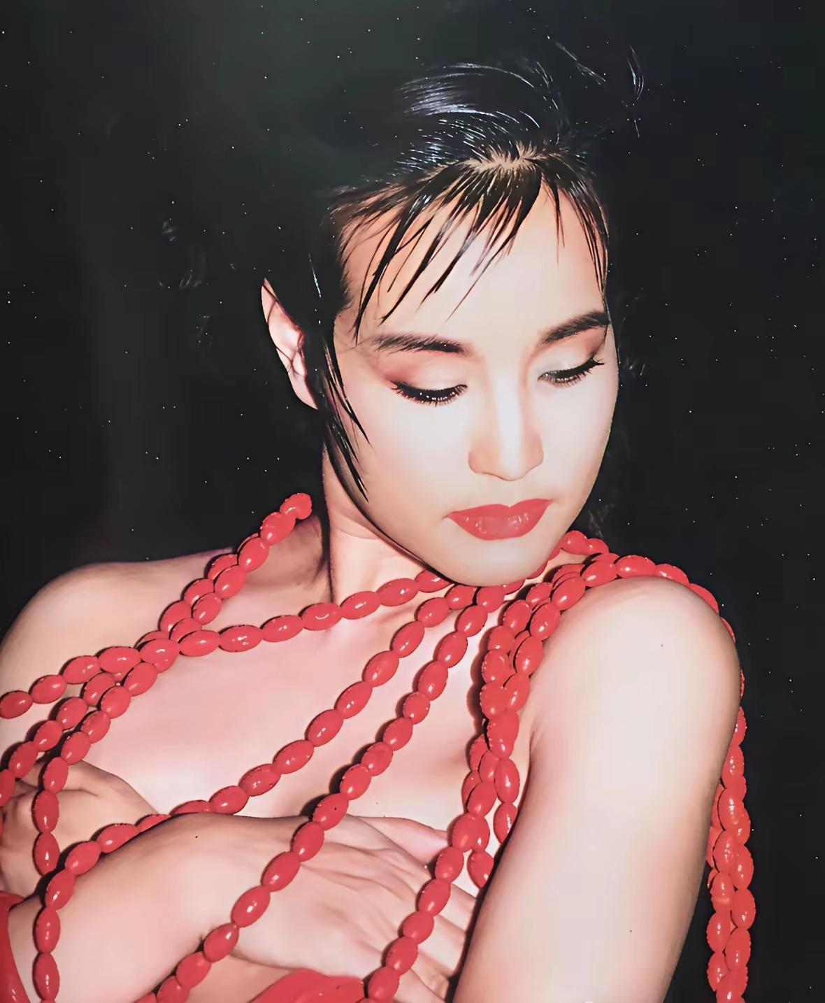 这是一张80年代的艺术照！不得不说这张照片不但在当时，就是放到现在来说都比较前卫