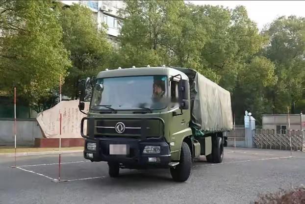 军车为什么几乎都是柴油车，而不用汽油车和新能源车呢？这就是战场生存法则，柴油车就