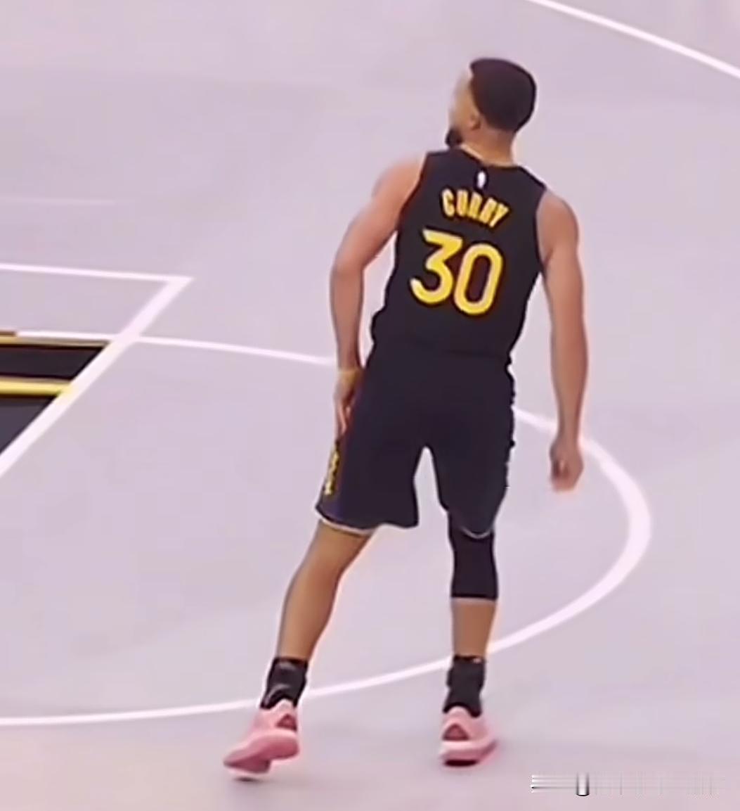 这库里受伤的是左腿还是右腿啊？
这把大家都整不会了，队医这是左右不分吗？
还是说