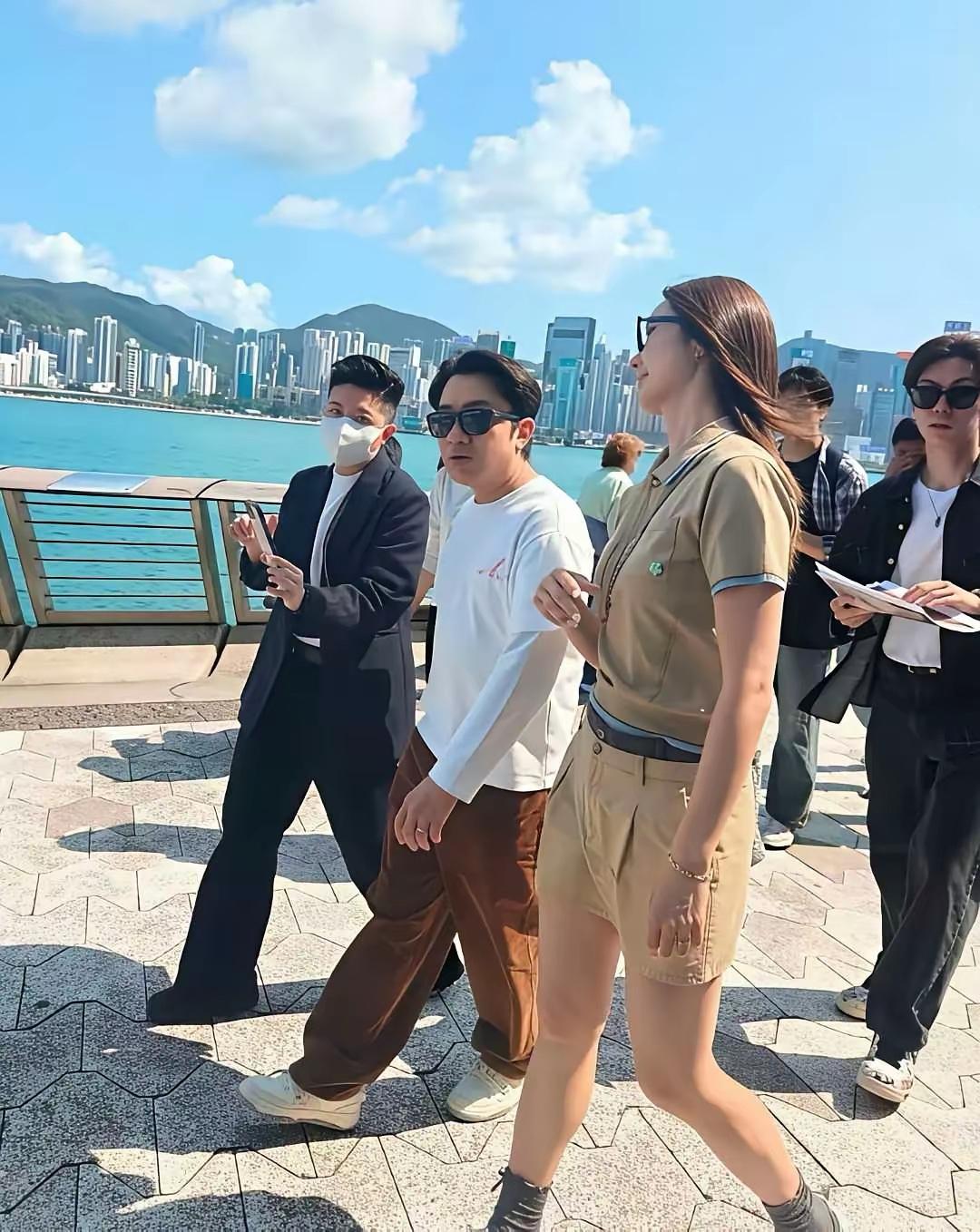 他在香港真的很红，不管走到哪里，都有人跟着！