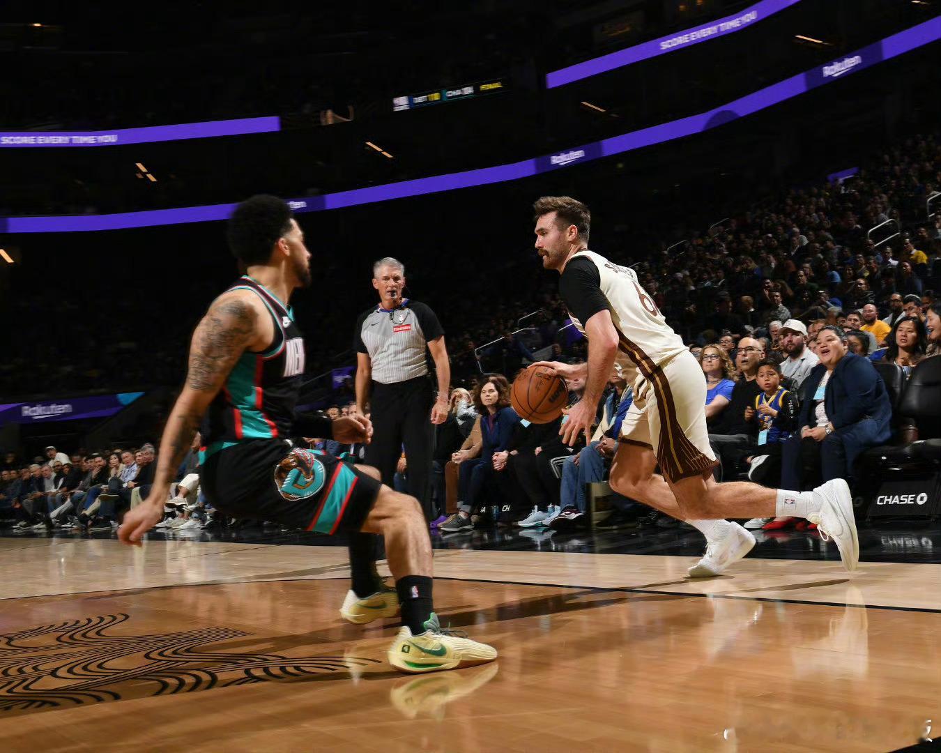 明日6场比赛预告🎬8:30 雷霆vs活塞，勇士vs灰熊9:00 国王vs火箭1