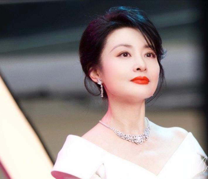 你敢相信吗？56岁周涛居然跑去当演员了！

没想到，曾经的央视一姐，年过半百却跳
