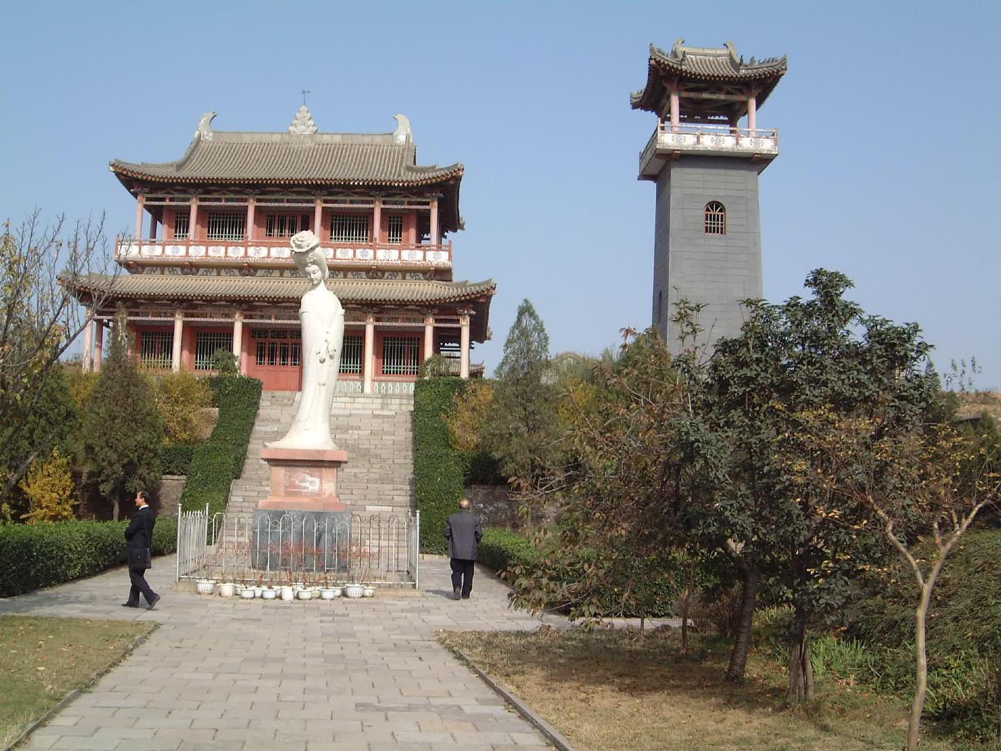 唐玄宗为什么在马嵬坡救不了杨贵妃安史之乱打到第二年，唐玄宗带着杨贵妃逃出长安，往