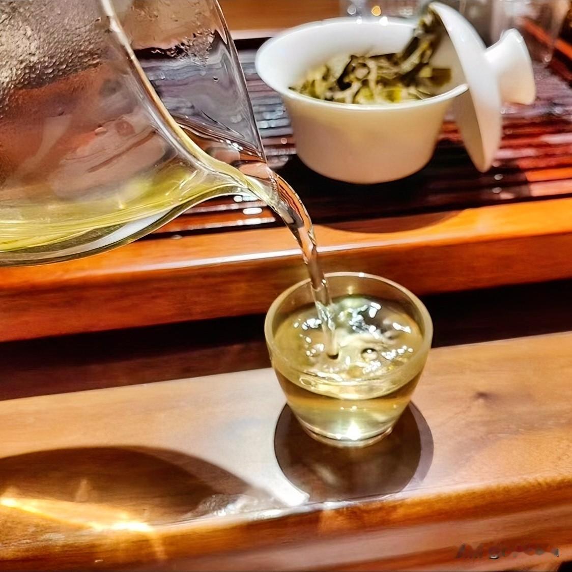 《茶淬真味·拗律体》
沸水百腾茶始灵，浮沉辗转意难平。
莫愁尘世千般苦，且看煎熬