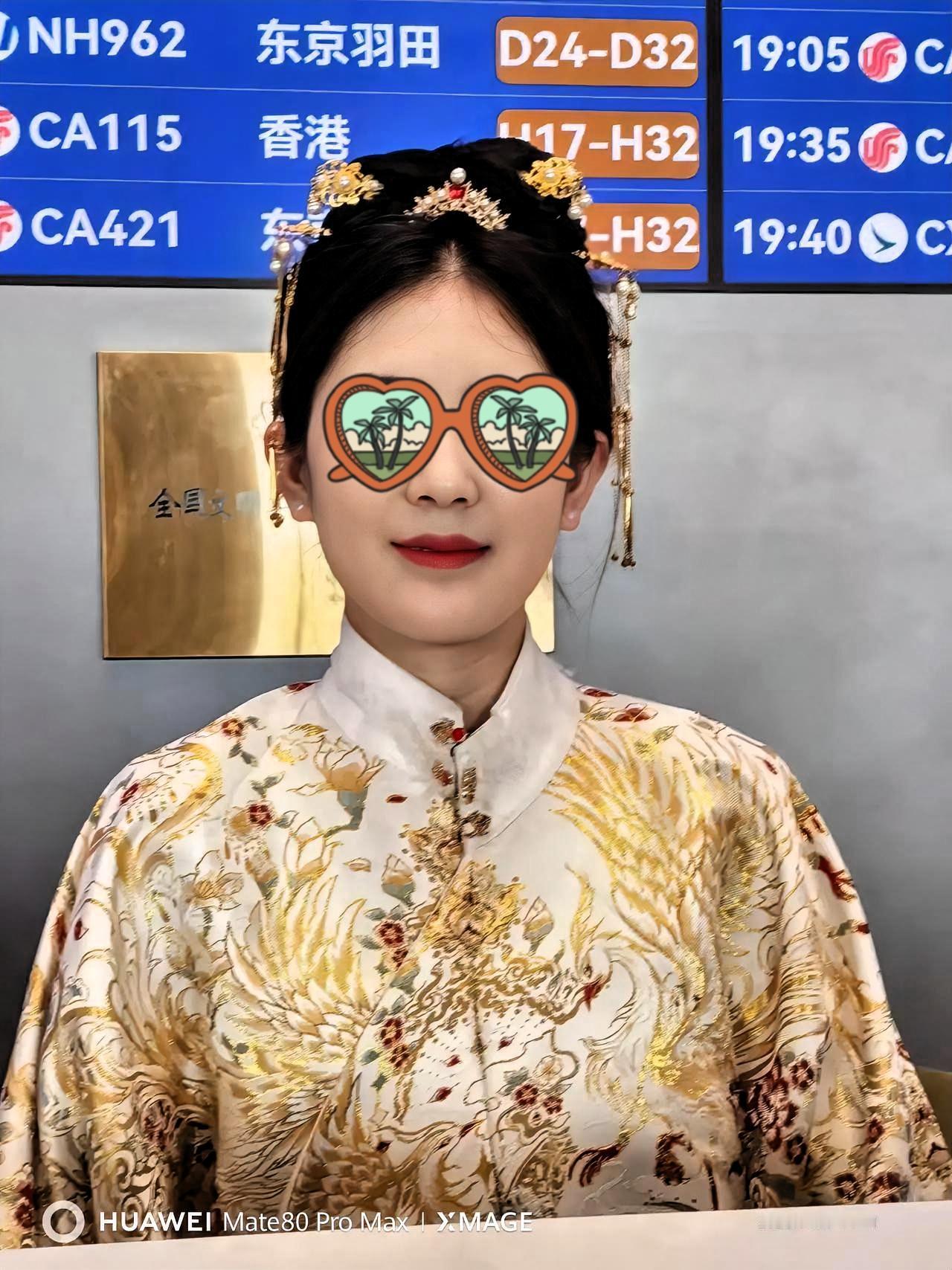 现在走在首都机场里，氛围感直接拉满，一线服务工作人员全都换上了正统汉服值守岗位，