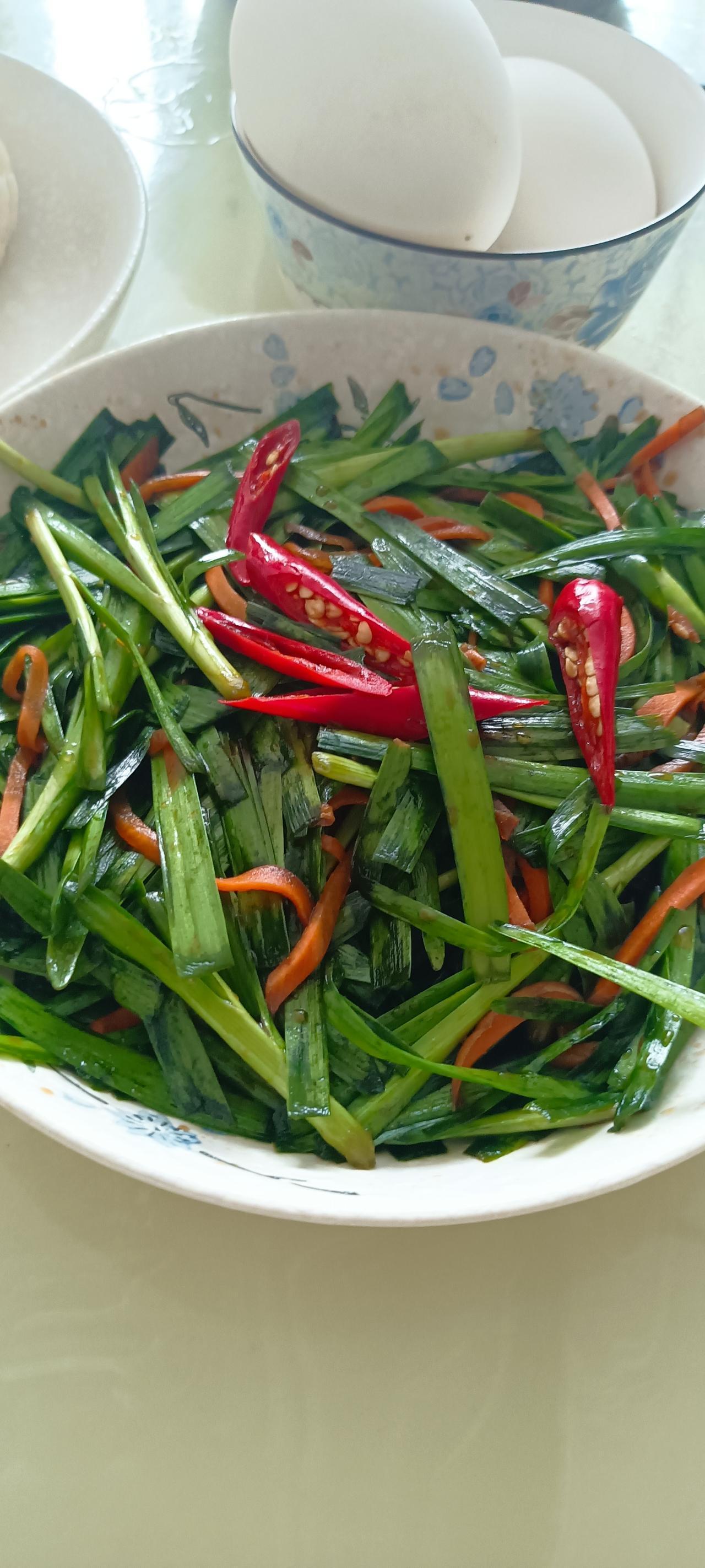 您吃过用韭菜做的凉拌菜吗？
我发现我们家啥蔬菜都能做饺馅，啥蔬菜都能做凉拌菜。