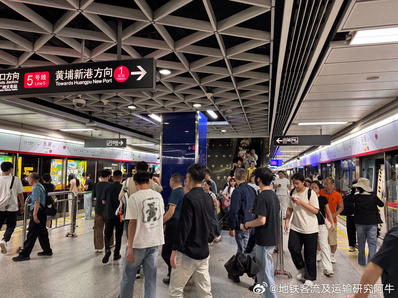 广州地铁网友：2026年6月2日（周二）广州地铁晚高峰客流画面投稿。图1为17: