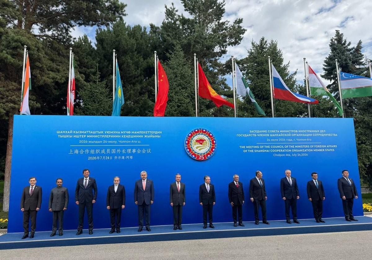 三个月内，同一场会议，印度连唱两出戏。

4月，印度防长在上合会场高调亮剑，点名