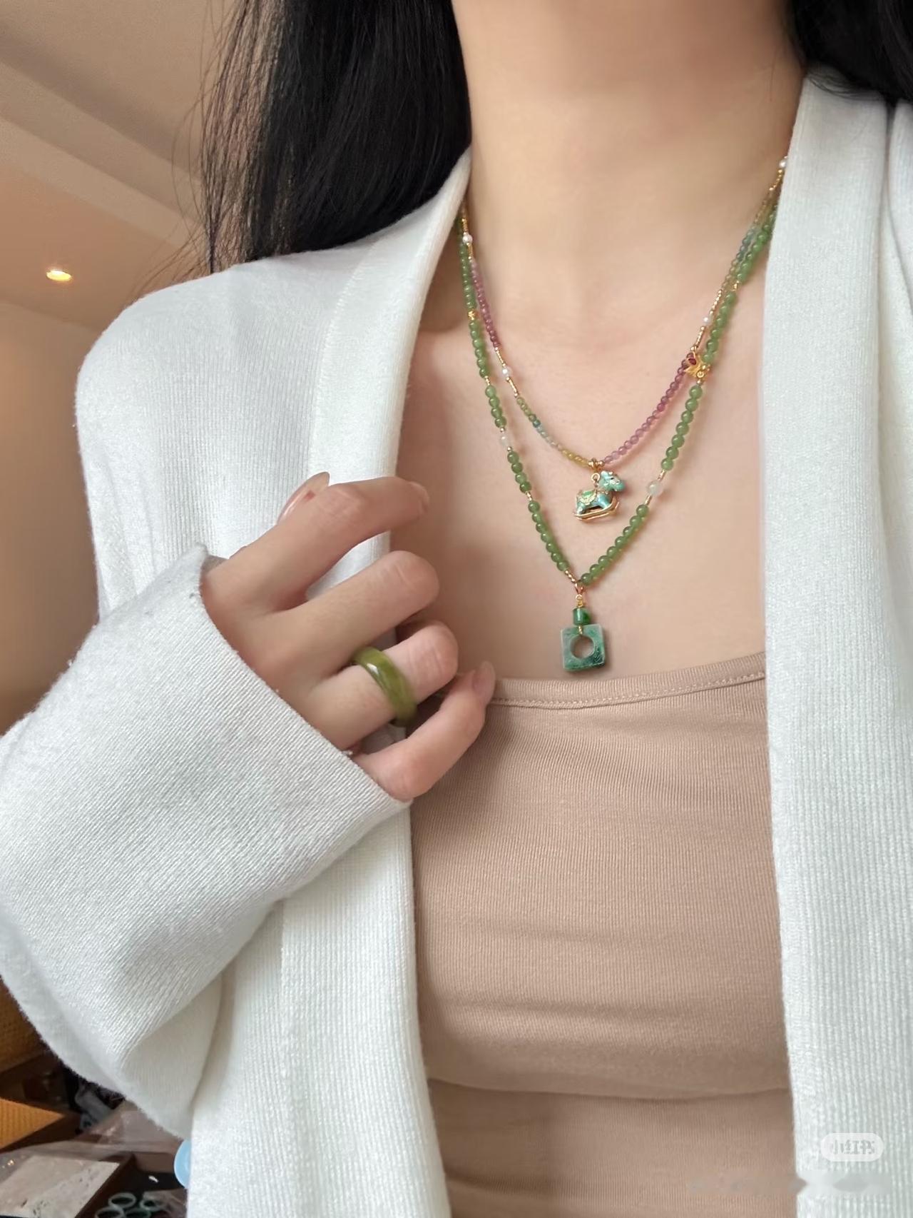 和田玉饰｜日常通勤的小精致
温柔不费力的一组搭配
马年的好运小配饰