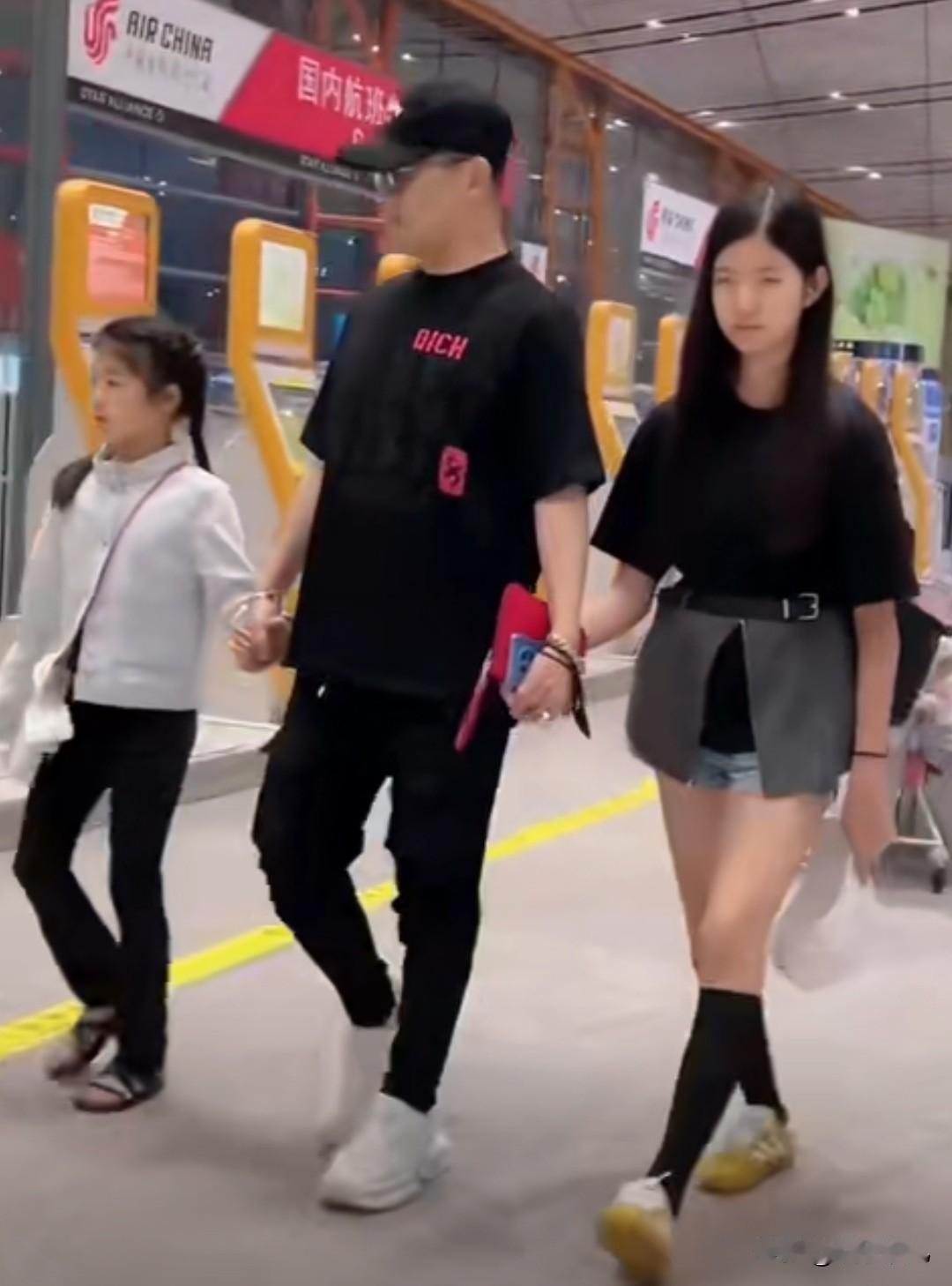 汪峰阻止14岁女儿买大牌产品


汪峰女儿都这么大了，阻止女儿买大牌这个观念还是
