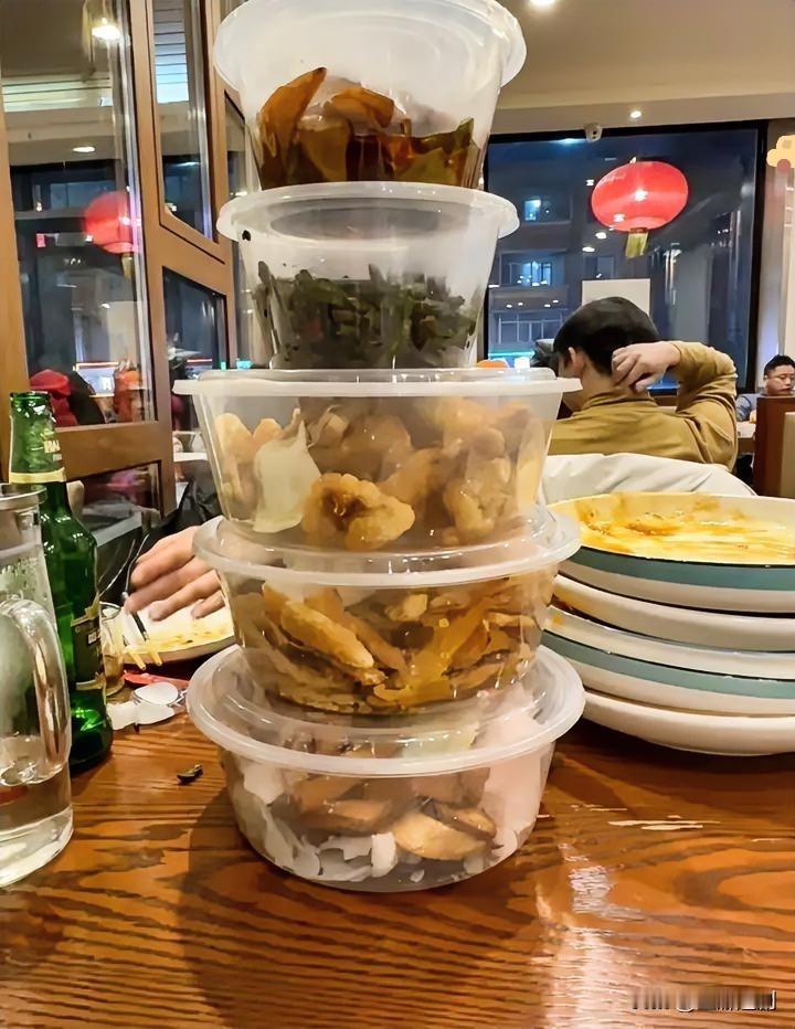 当然不会呀，打包又不丢人，反而是珍惜粮食、不浪费的好习惯呢！

饭后打包，是一种