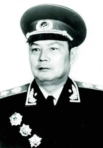 叶剑英：多次在关键时刻力挽狂澜，“吕端大事不糊涂”名不虚传。
 
1935年长征