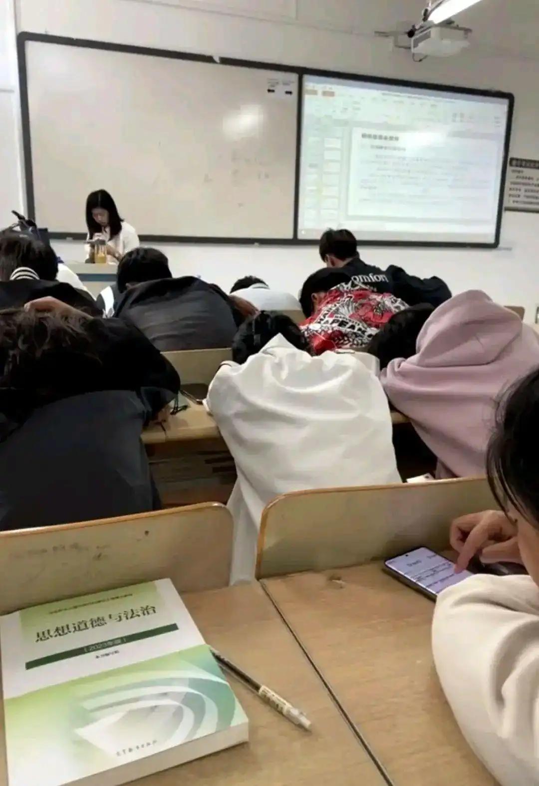 课堂上学生同时兼顾听课、刷视频、写作业，早已是师生间心照不宣的默契。

在不少年