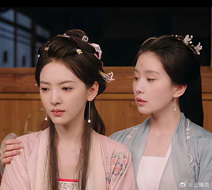 刘诗诗新剧显年龄差，与年轻演员同框似母女，强行装嫩略显尴尬。 ​​​