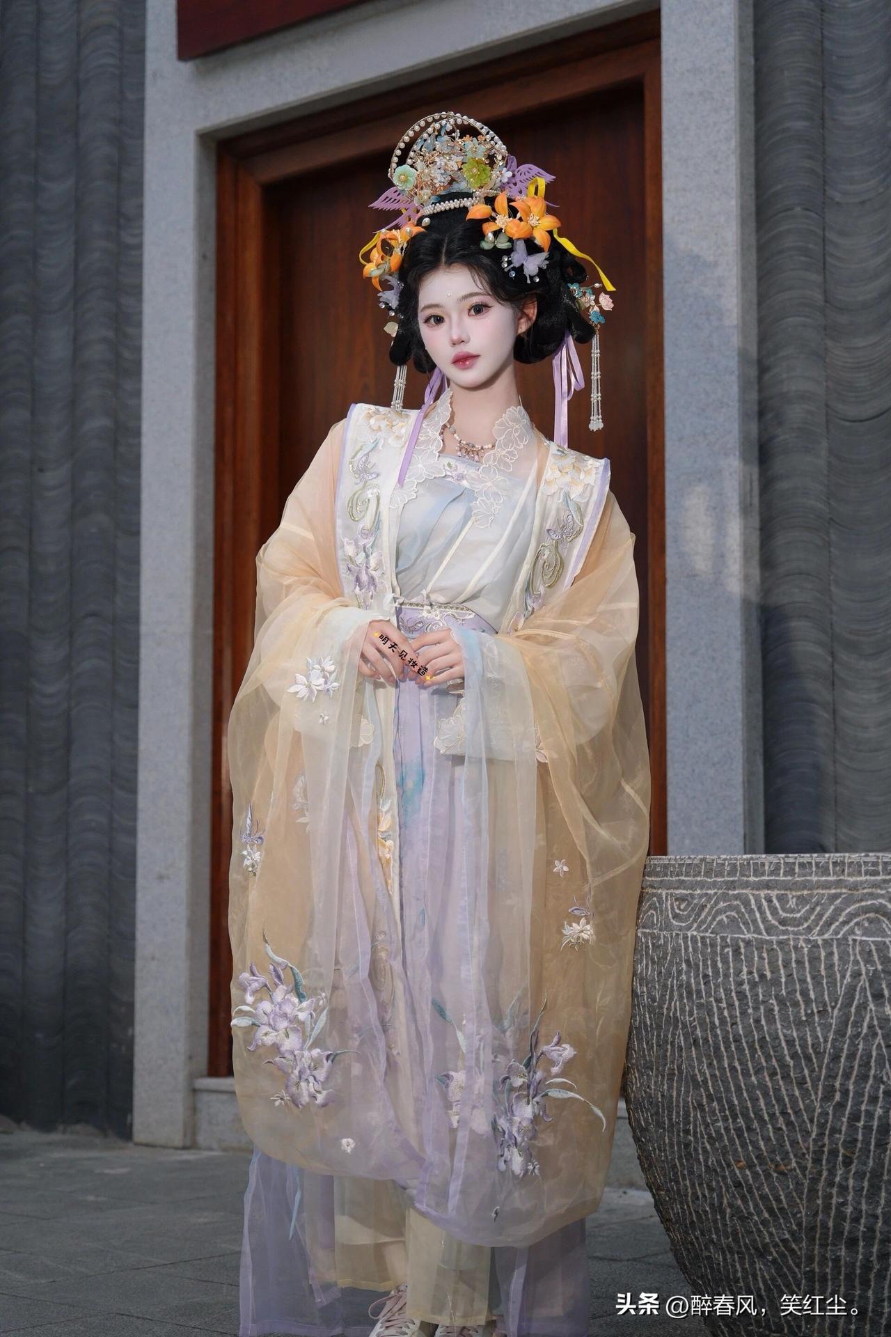 花冠轻摇，霓裳翩跹，今日份古风少女已上线，这身仙气穿搭太绝啦！