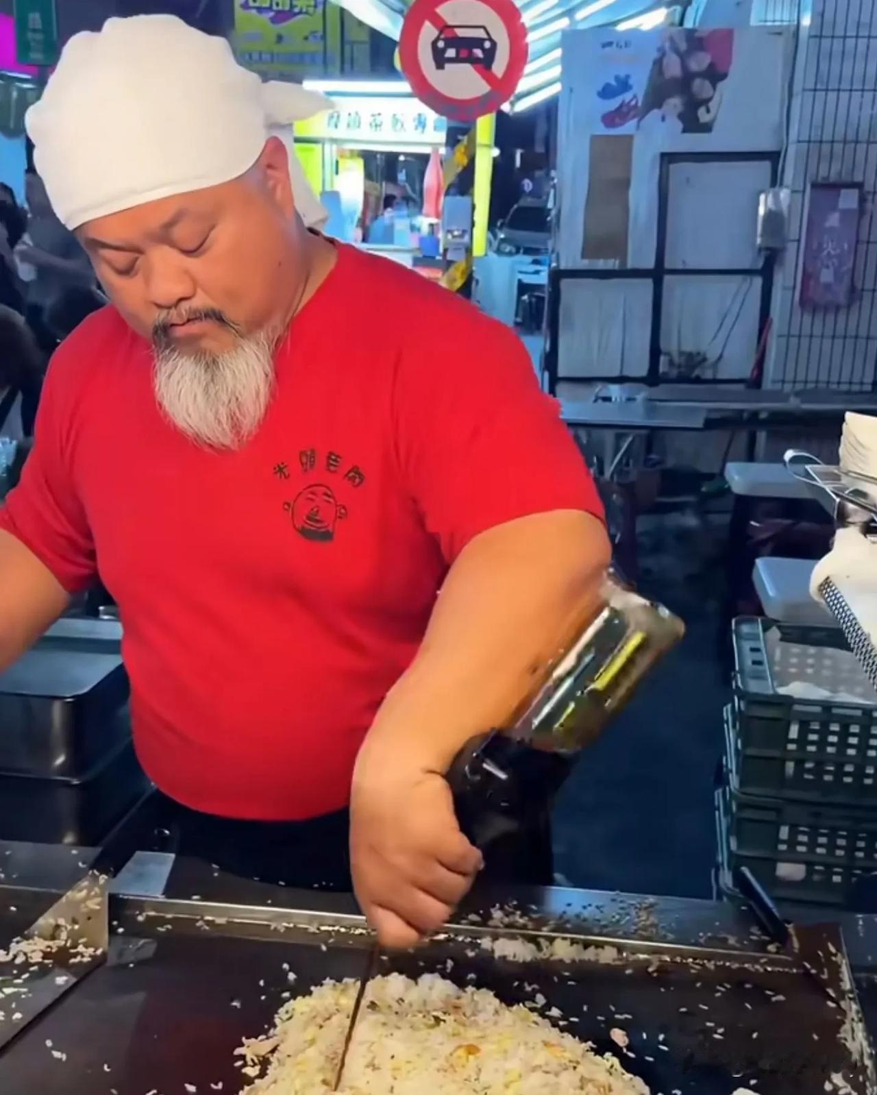 哈哈，这哥们长得还挺像李琦啊！也有点像岳云鹏，不过比岳云鹏帅一点！真实身份是台湾