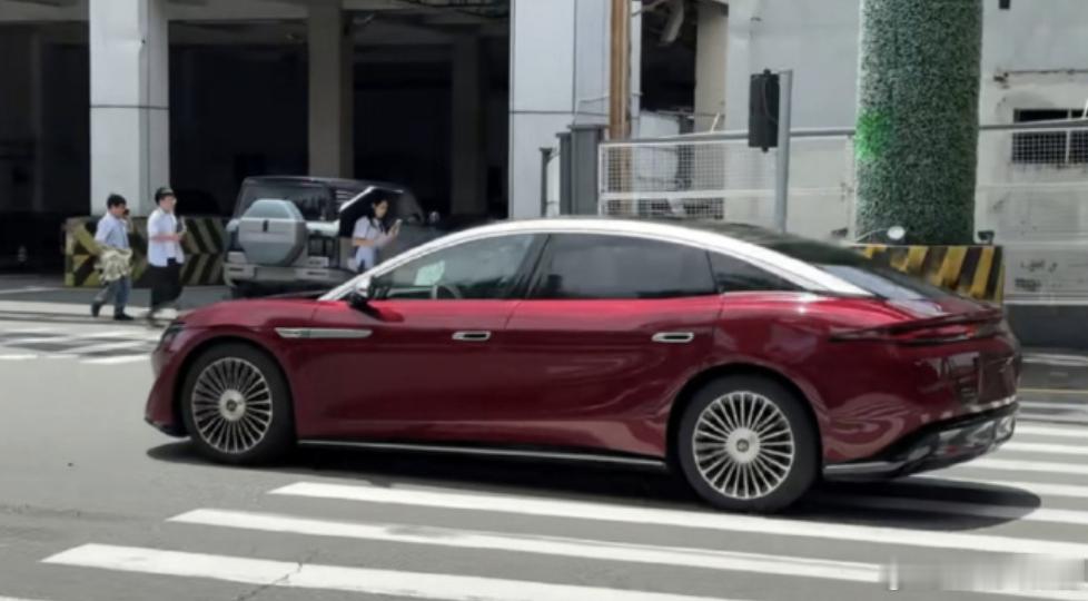 双拼色比亚迪实车曝光双拼色流行以后，大家都在搞这种看上去高级的设计。比亚迪大汉的
