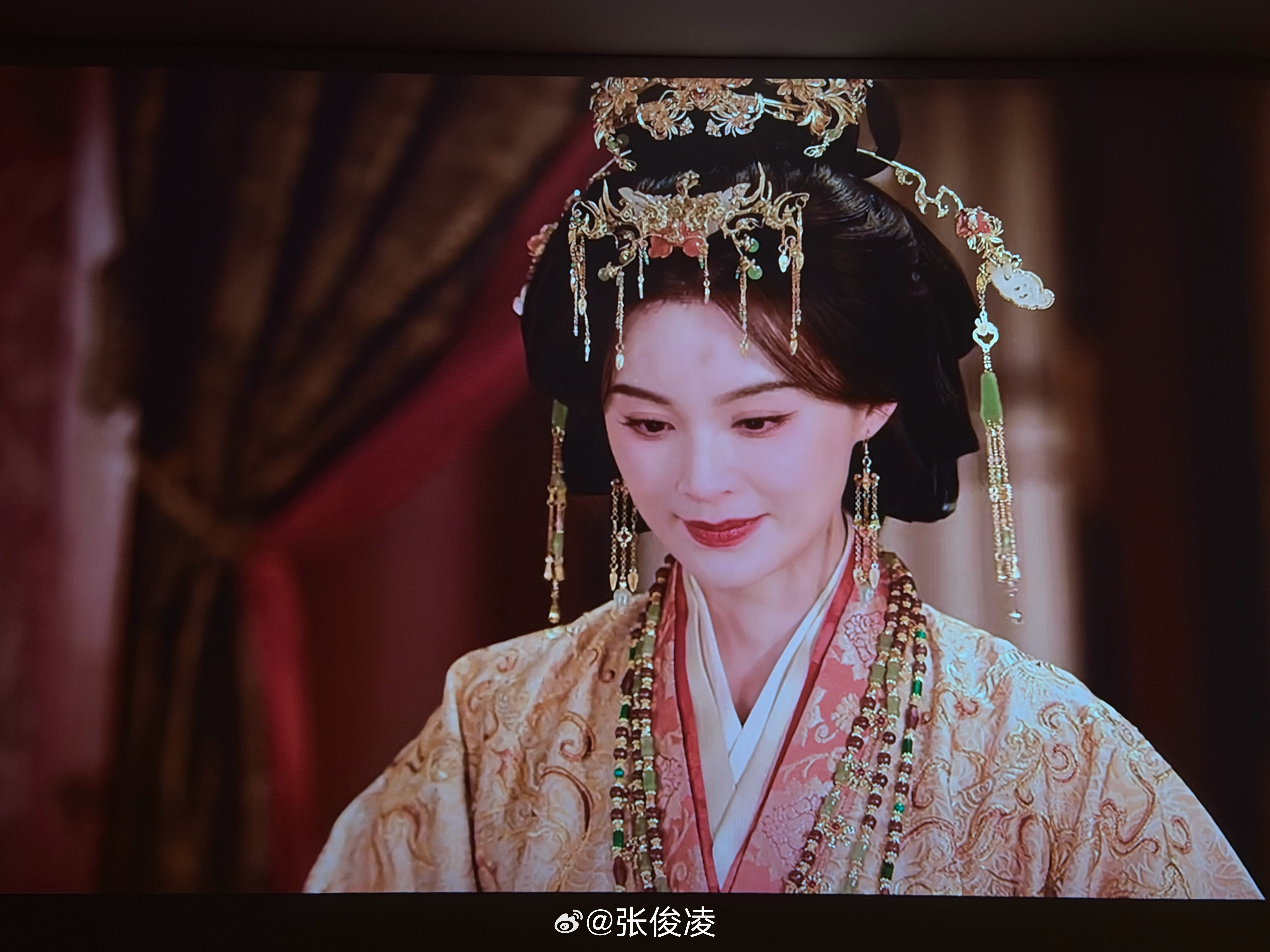 田曦薇很漂亮，但是看着年纪太小了，我喜欢郑儿，好像叫毛林林？[微笑] ​​​