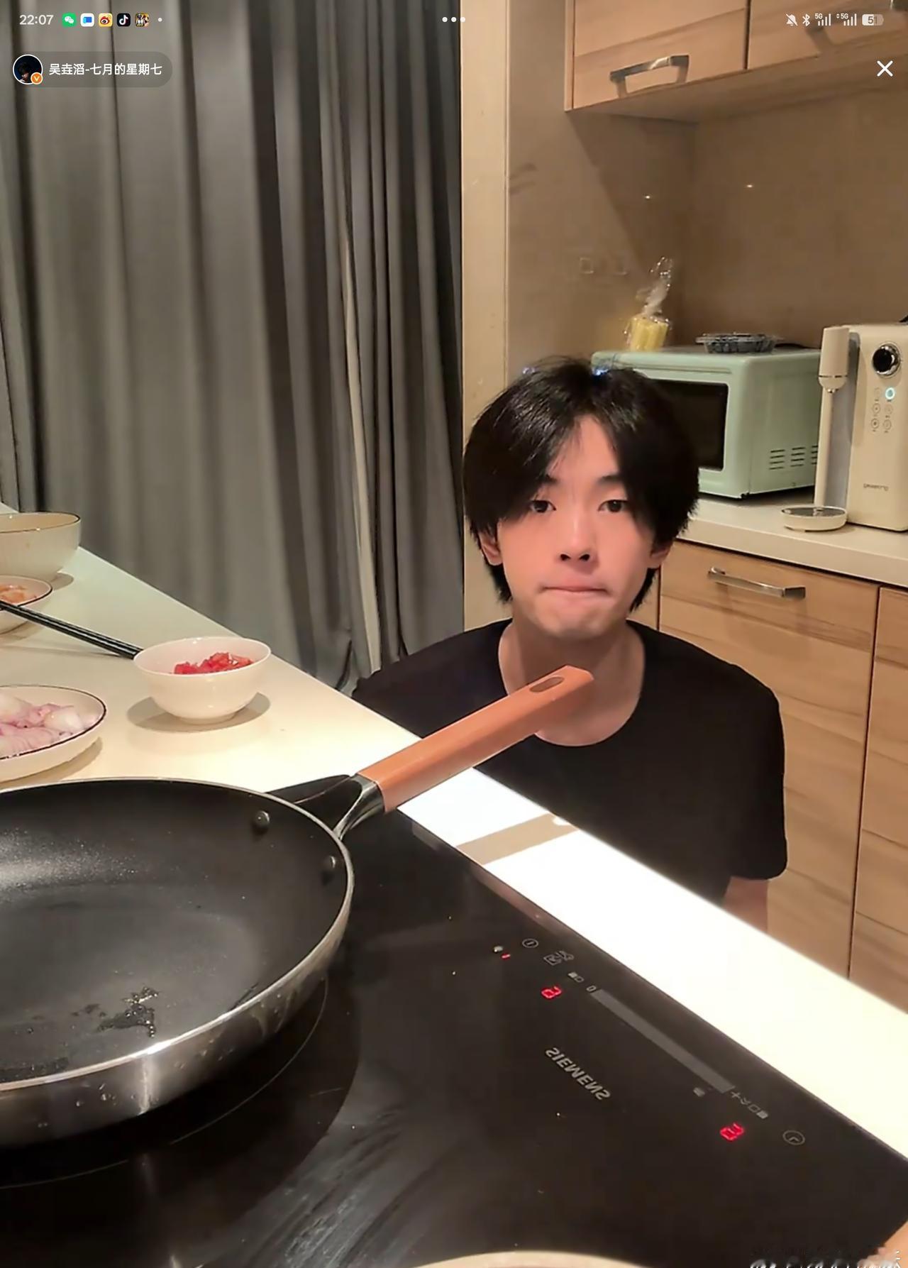 吴垚滔超话  🍑吴垚滔做饭做一半家里停水 

滔滔也太搞笑了吧，苦等的直播终于