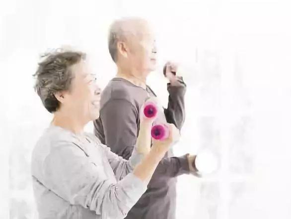 保持精力旺盛其实就三件事
很多人把精力不足归结为睡得少，但一位顶尖医生的观察更扎