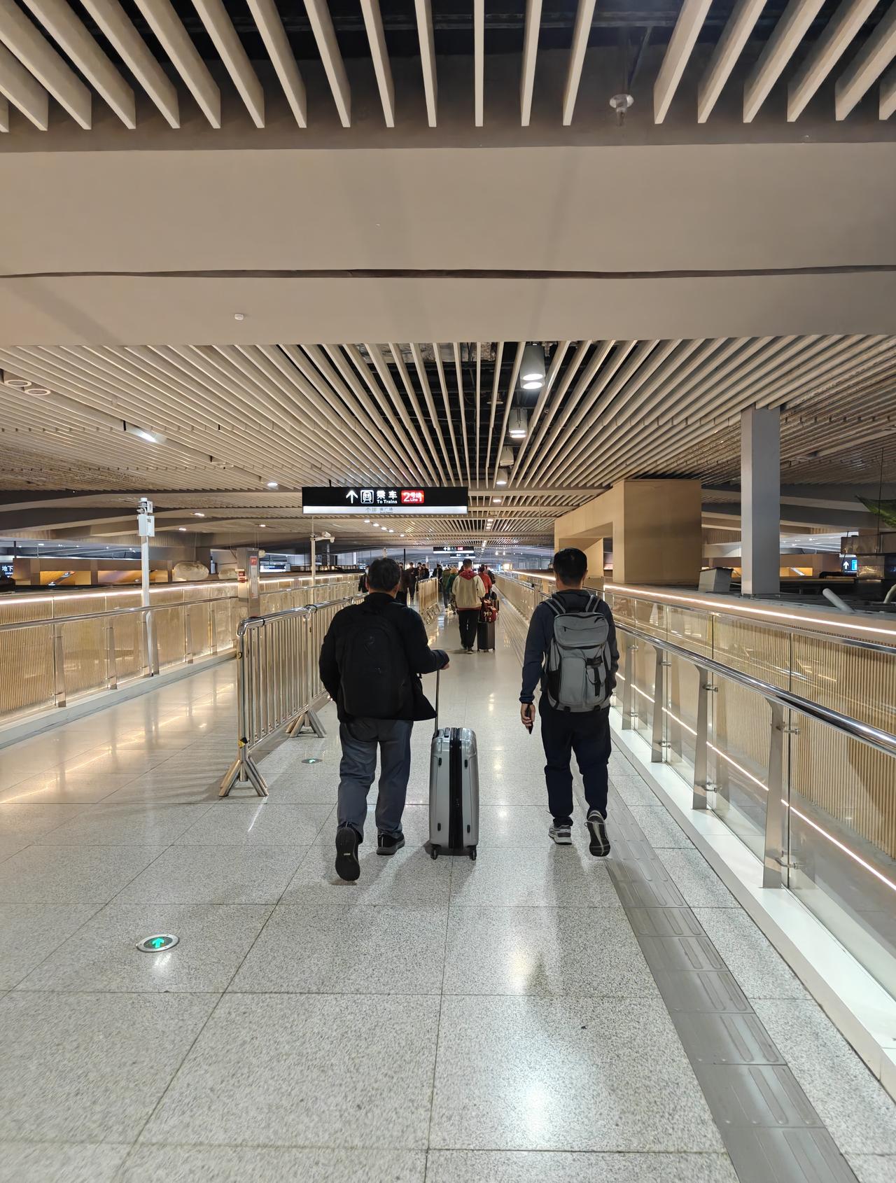 西安的西安北站 2 号线换乘要跨越整个火车站啊？这确实够远的啊。
不过西安地铁几
