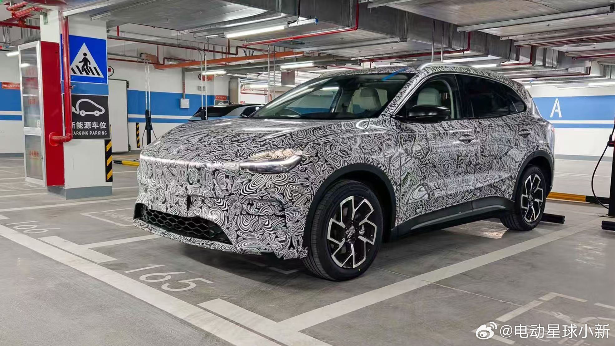 MG4 要推出 SUV 车型了？谍照曝光尺寸相较于 MG4 更大，延续家族设计，