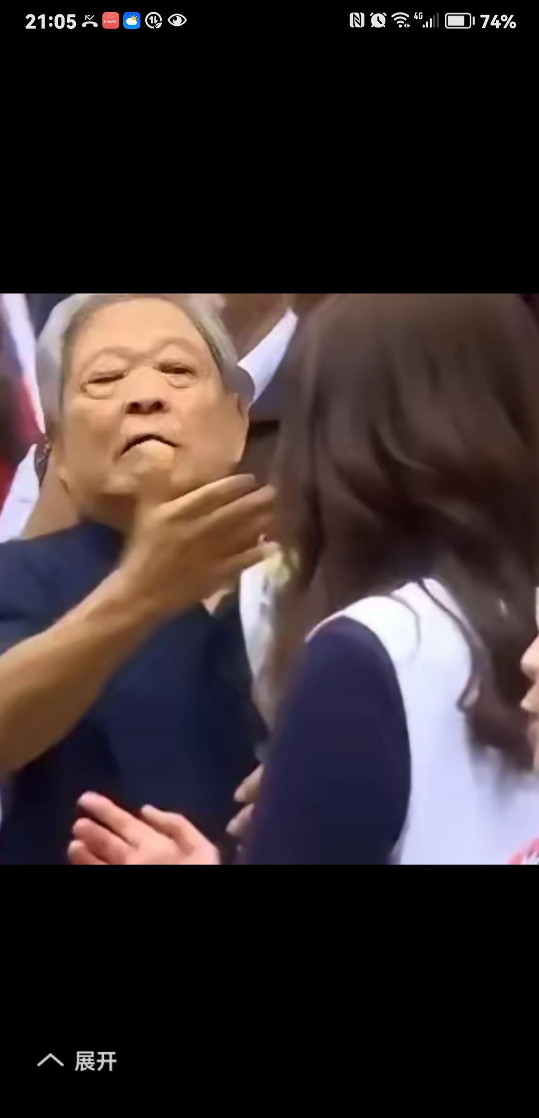 说白了，台湾新竹前县长范振宗就是一个老人坏！9月3日郑丽文在新竹辅选现场，站在郑
