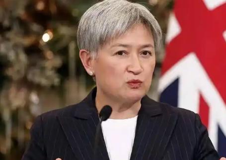 澳大利亚外长黄英贤发表严正声明，
 
7 月 6 日，针对中国海军核潜舰于中午，
