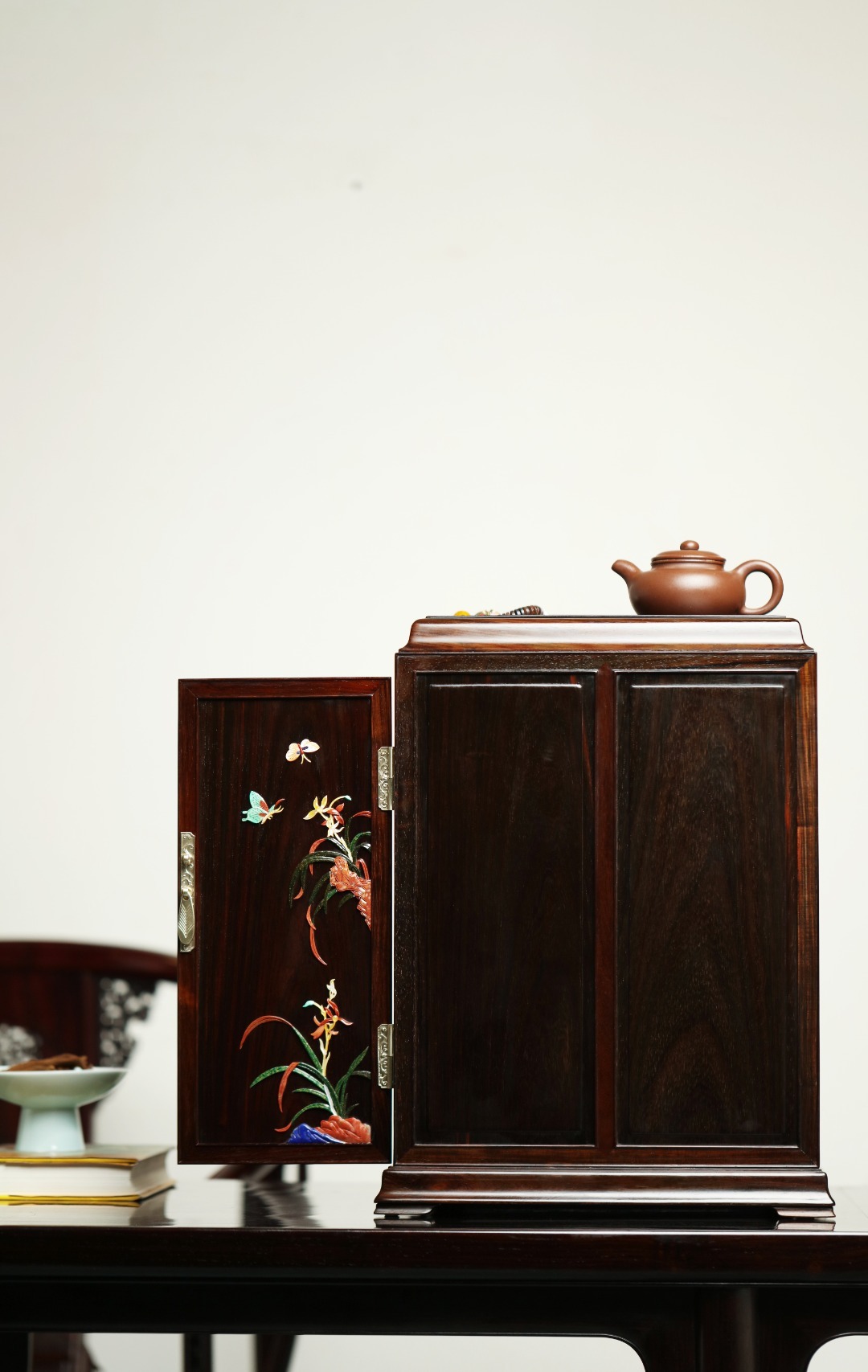 酸枝百宝嵌 | 四季平安 普洱茶柜酸枝老料制，色泽古典大气。百宝嵌图用色富丽高雅