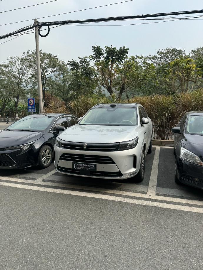 小区楼下停了一辆新问界M7智驾版，引发了一阵围观

当初我开G6没上牌的时候也停