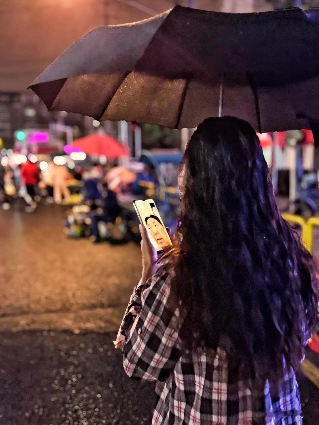 夜雨街头视频聊天～20241006常州，夜晚的街头，小雨濛濛，见前面一女一手撑伞