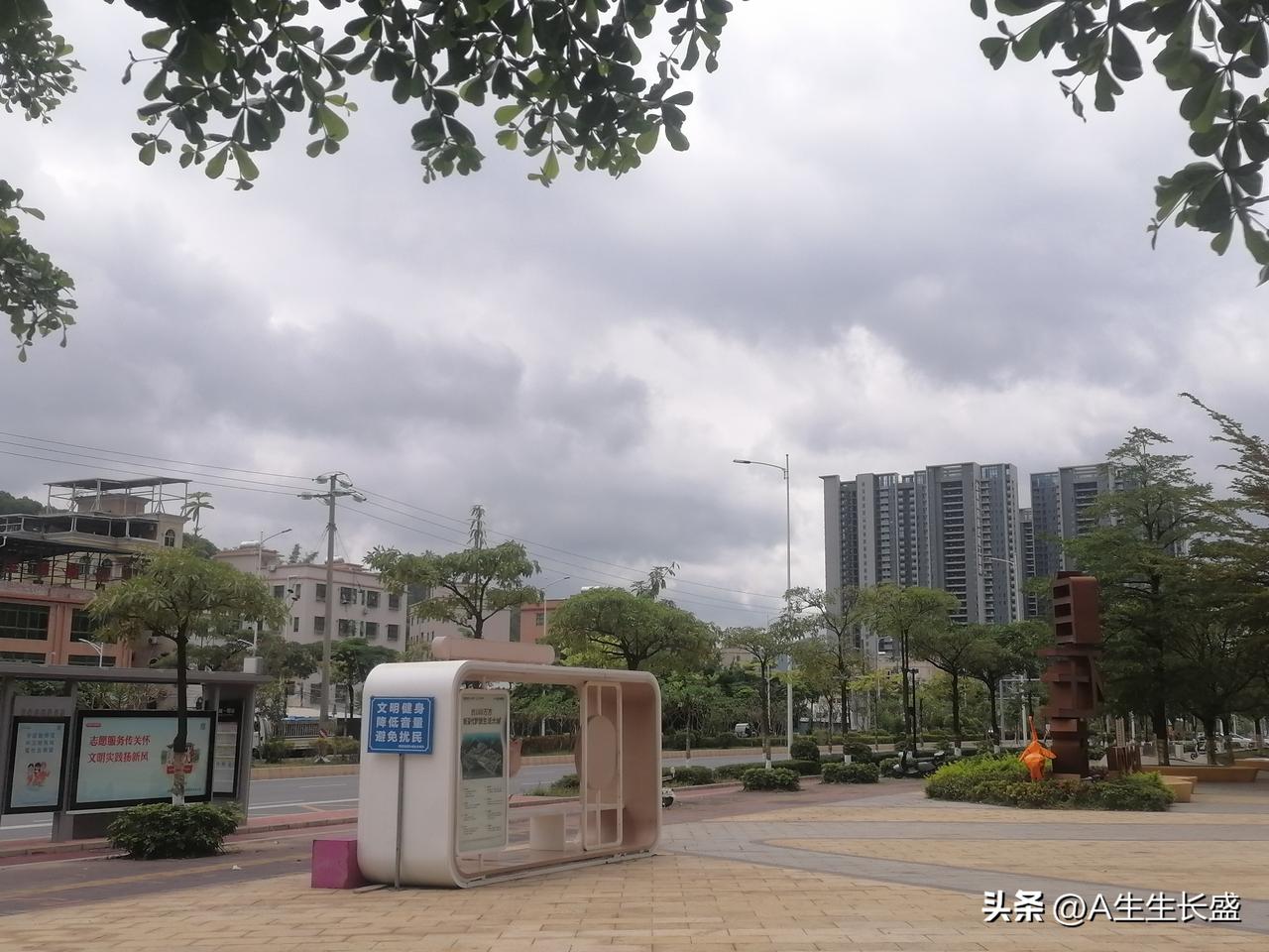 土地不稀缺，马路两边大把空地，马路两边房子离很远，绿化也不错，这样的小区环境不赖