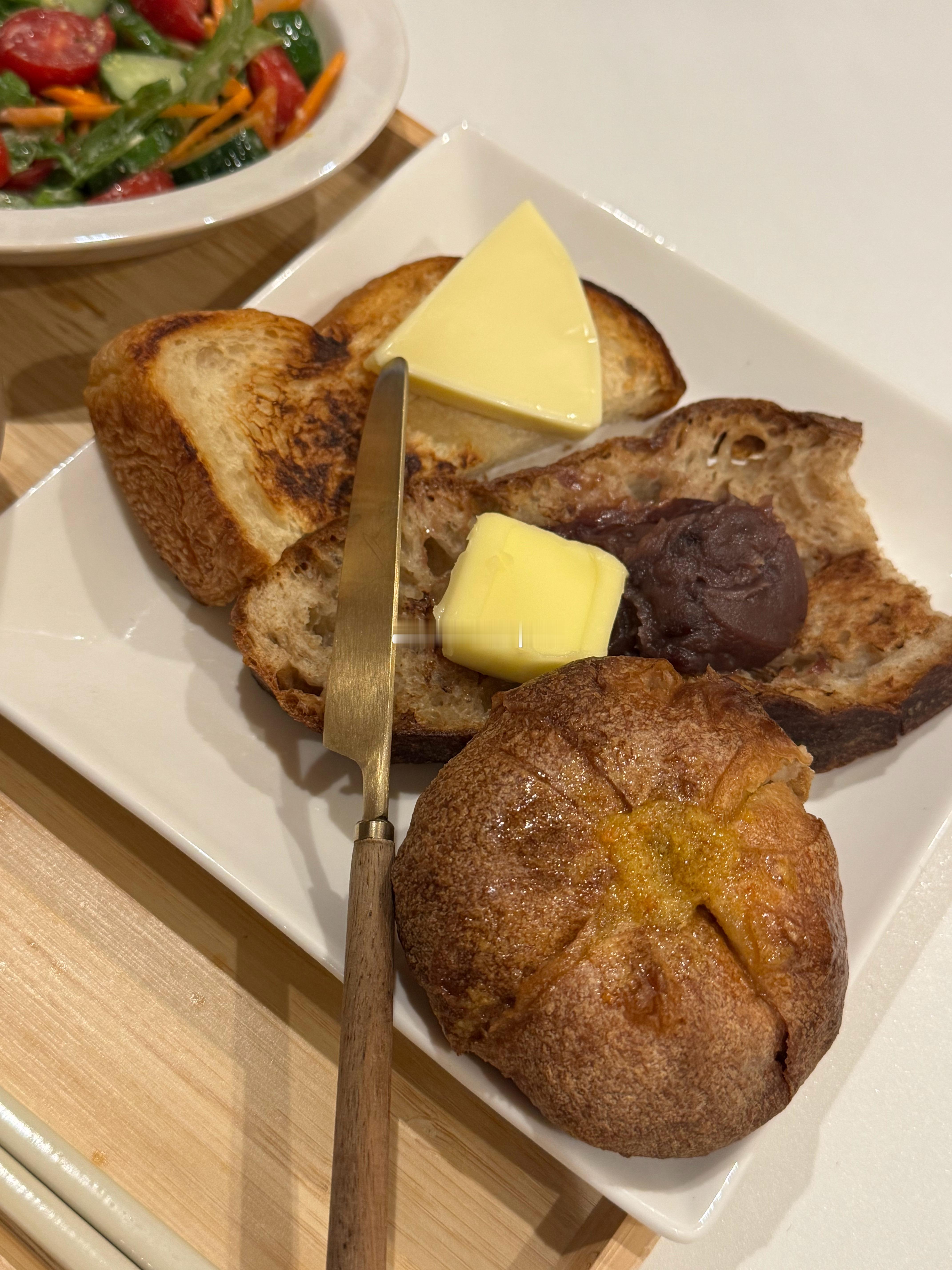 今天是黄油红豆面包🧈🫘🍞与𰻞𰻞面🍜完胜下不完的雨🌧️在宅办公是世界