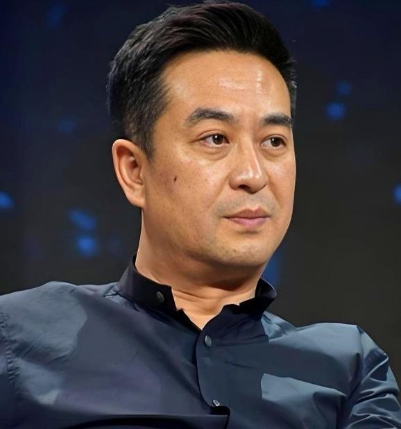 张嘉益的饭局上，聊谁都行，唯独一个名字，谁提谁尴尬。
张嘉益毕业于北京电影学院表