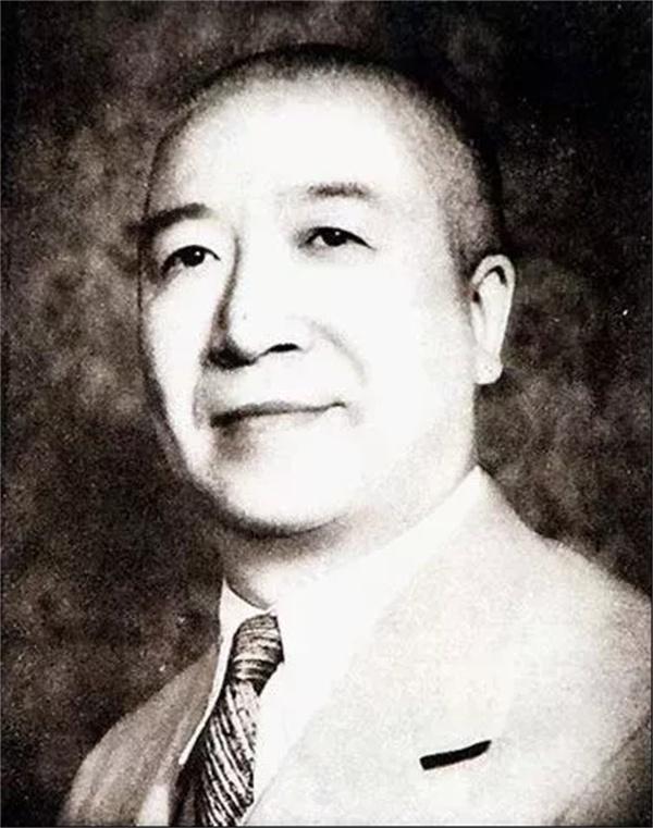 梁鸿志从小诵读经史，为人狂傲，以东坡自许，惯于斜挑看人。
1912年中华民国成立