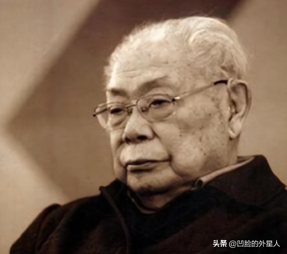 1949年，蒲华辅被捕叛变，他供出了马识途。马识途赶紧撤退，他化装成商人去车站，