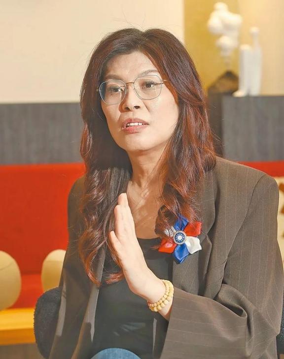 郑丽文果然胆大包天！面对两岸关系的敏感话题，她不仅没有回避，反而在公开场合直言力