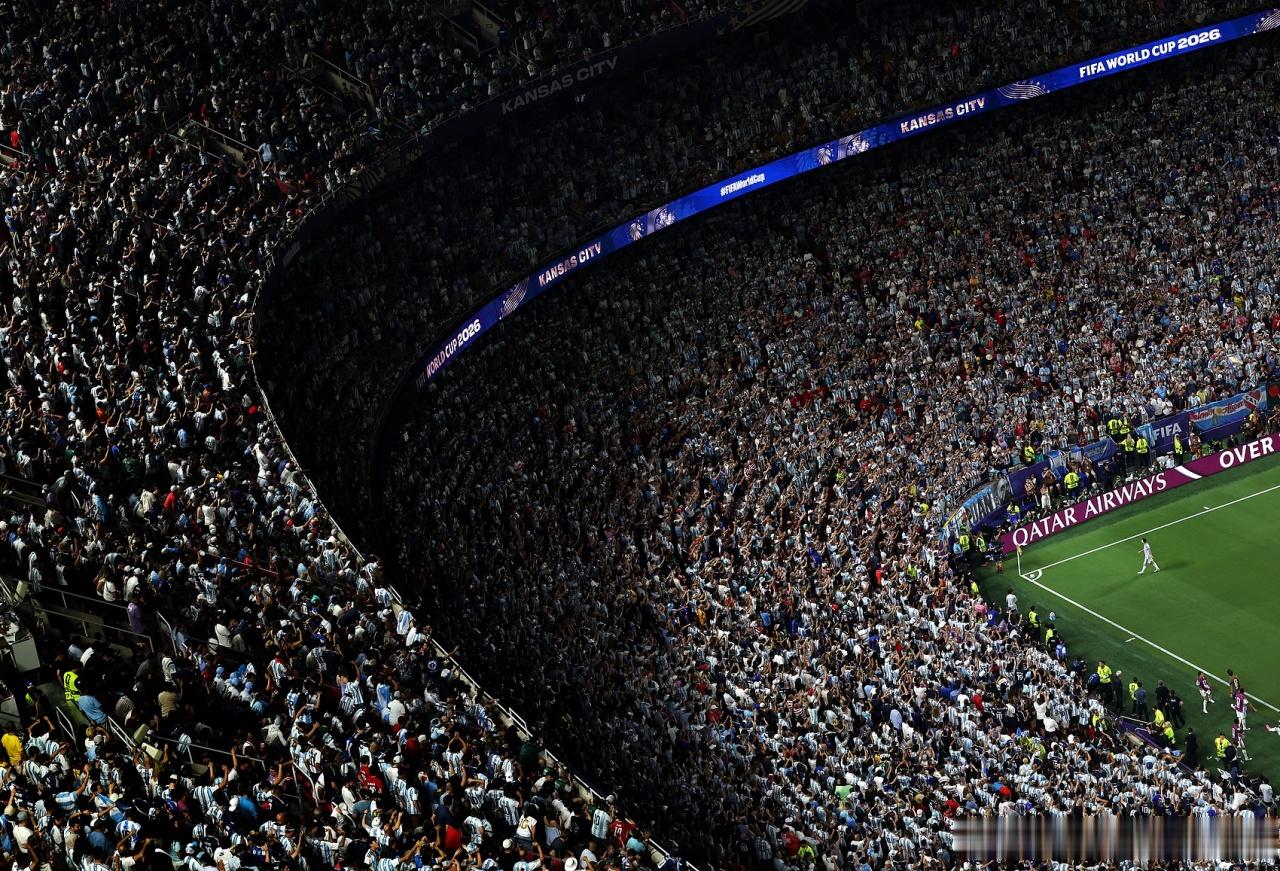 卫报评选2026世界杯30大照片：梅西角旗“圣殿”排名第一。这一幕发生在世界杯1