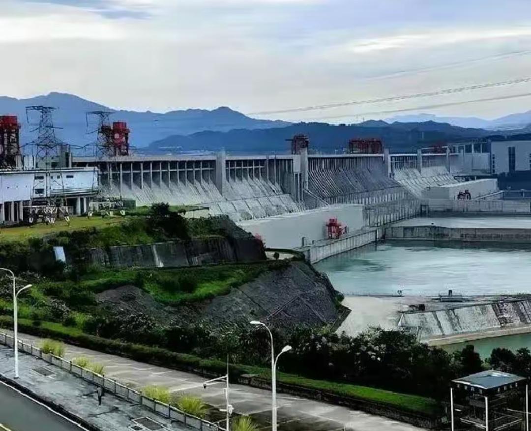 起初，三峡大坝原本打算建150米高，水库最远能淹到四川长寿县。后来，重庆市委给中