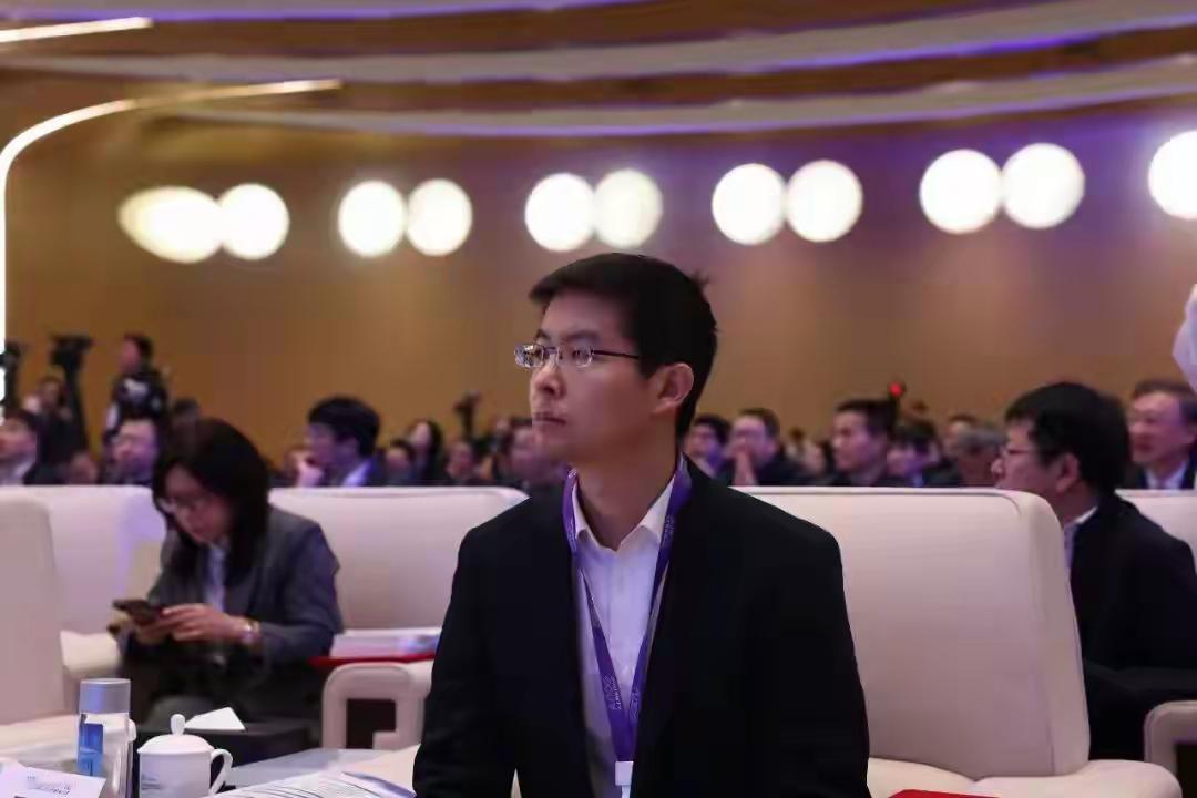 我等之类小民注定是个穷鬼。眼睁睁知道，干了肯定能发财。但知道又有什么用？你是不会