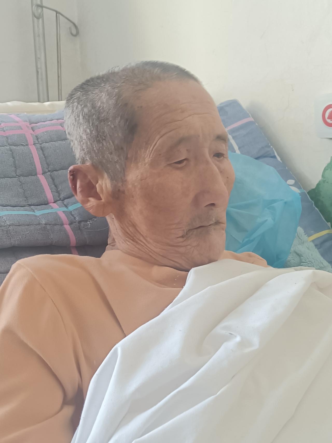 我的老爸昨天出院回家了，我是真心佩服他老人家顽强的生命力。
老爸是11月4日晚呼