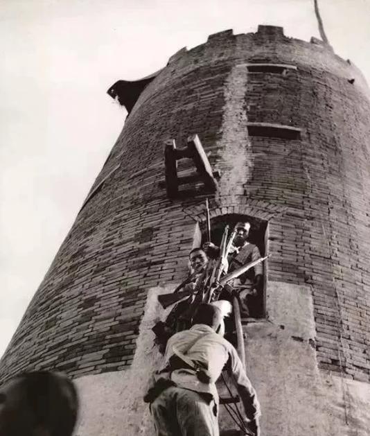 1941年，刘厥兰奉命去炸鬼子碉堡，没想到一时着急把炸药包放错了地方，轰隆一声巨