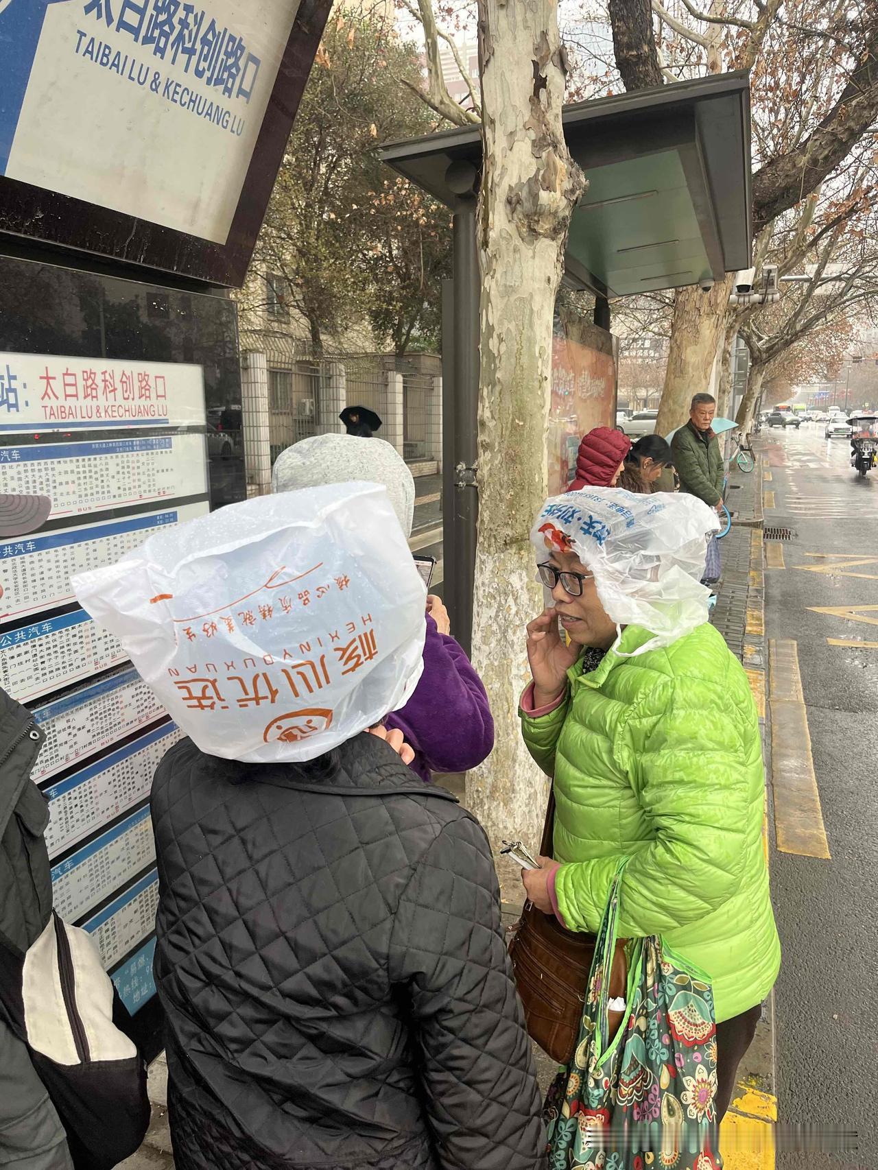 2026年2月28日，西安市南郊降下一场大雨，令一些未携带雨具的人猝不及防。有两