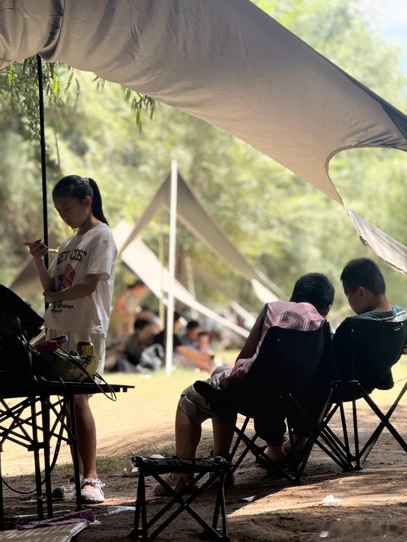 大西北的夏天真的很舒服，高温40°烈日当头，林子里，溪水边才能感受到一丝凉意。 