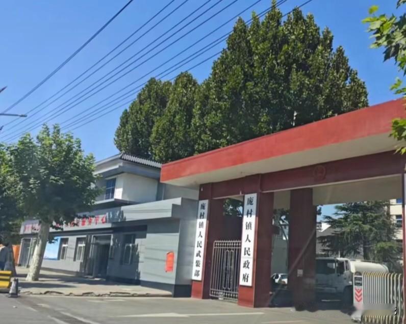 洛阳洛龙区庞村镇所在地的“庞村”，原名“伊滨庄”，曾归偃师县管辖。此村为何后来改