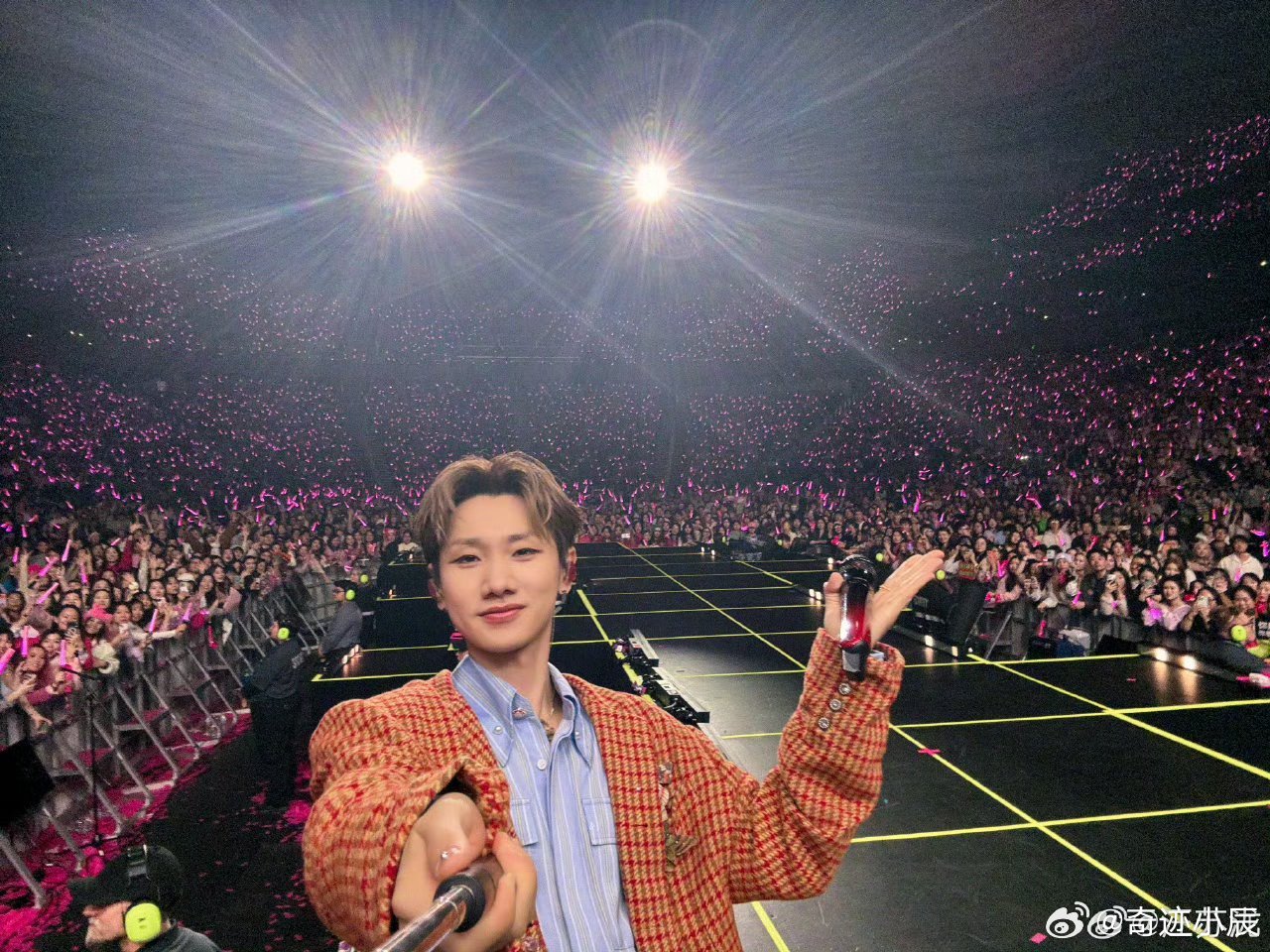 汪苏泷读了网友写的长文 汪苏泷太宠粉了！西雅图演唱会读粉丝长文，把网上的感动现场