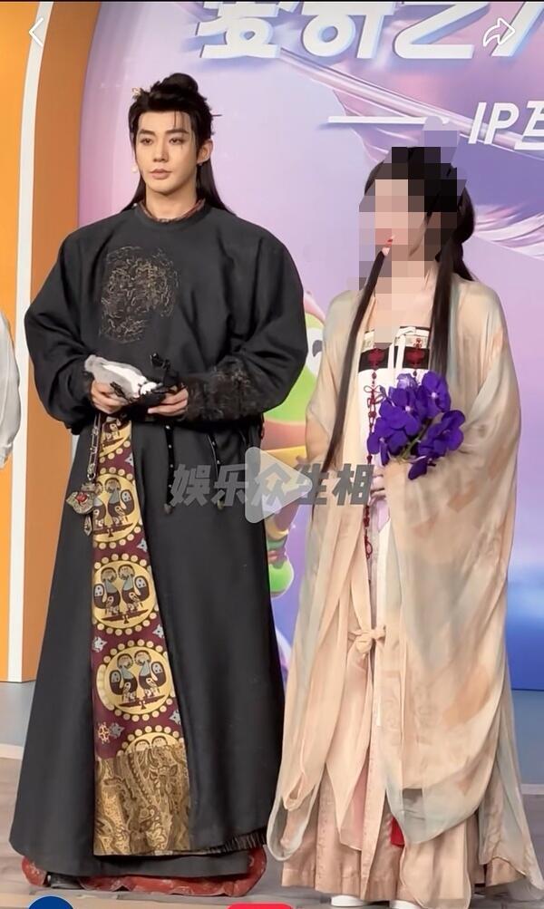 知道为丝为什么要维权了，一个人的冬天全组人的夏天，给邓为每天穿那么厚，还一直被嘲