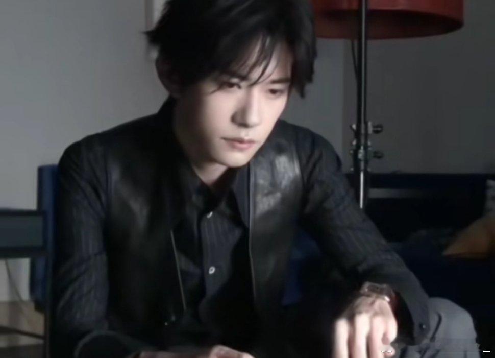 #易烊千玺[超话]# 不是，他这个动作在这我感觉他下一秒就要开始撩头发了[允悲]