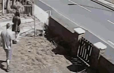 老马🐴怎么不识途了？

人们常说，老马识途。可这个老头子怎么放着好好的路不走，