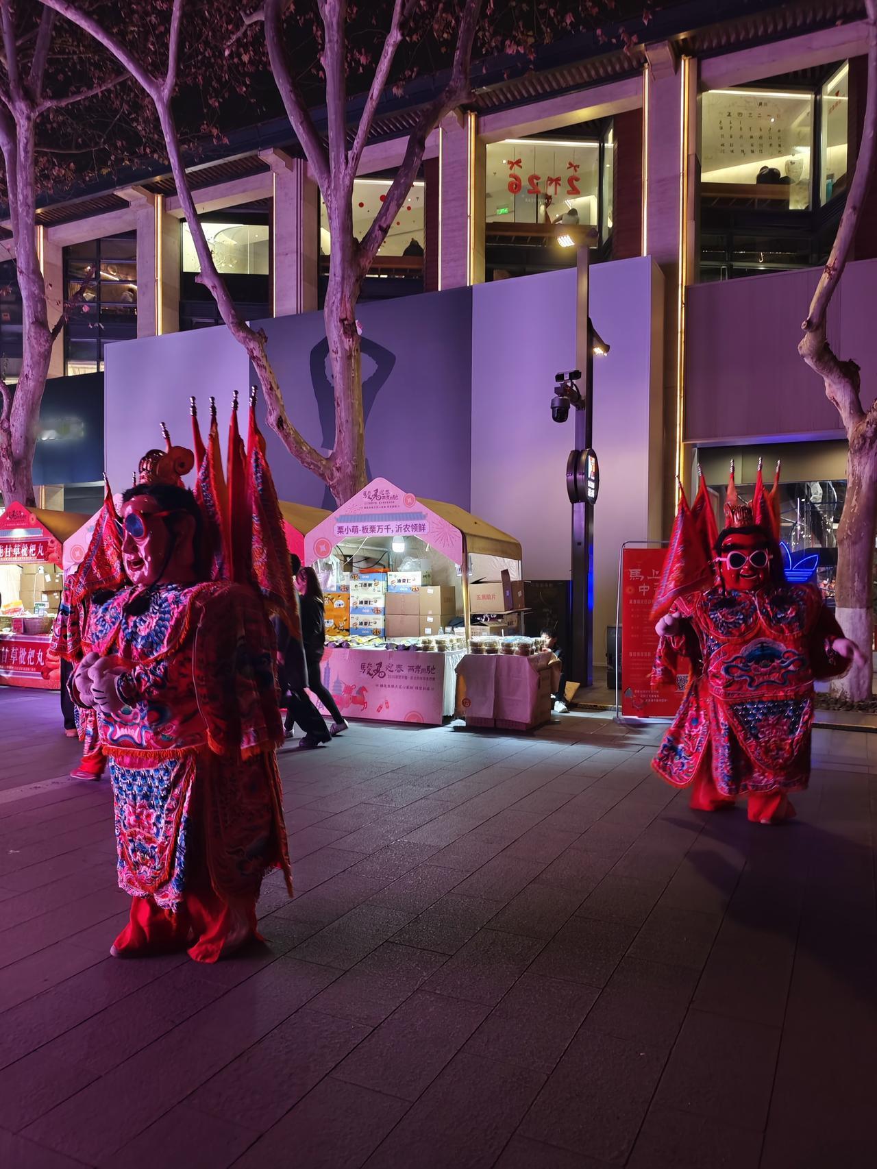 春节即将来临，杭州西湖提前上演了拉开春节的序幕。你看双休日西湖东坡路多么热闹，来